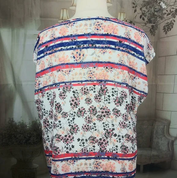 ❤️6 items for $25 sale!!❤️ Floral Blouse NWOT - Picture 3 of 6